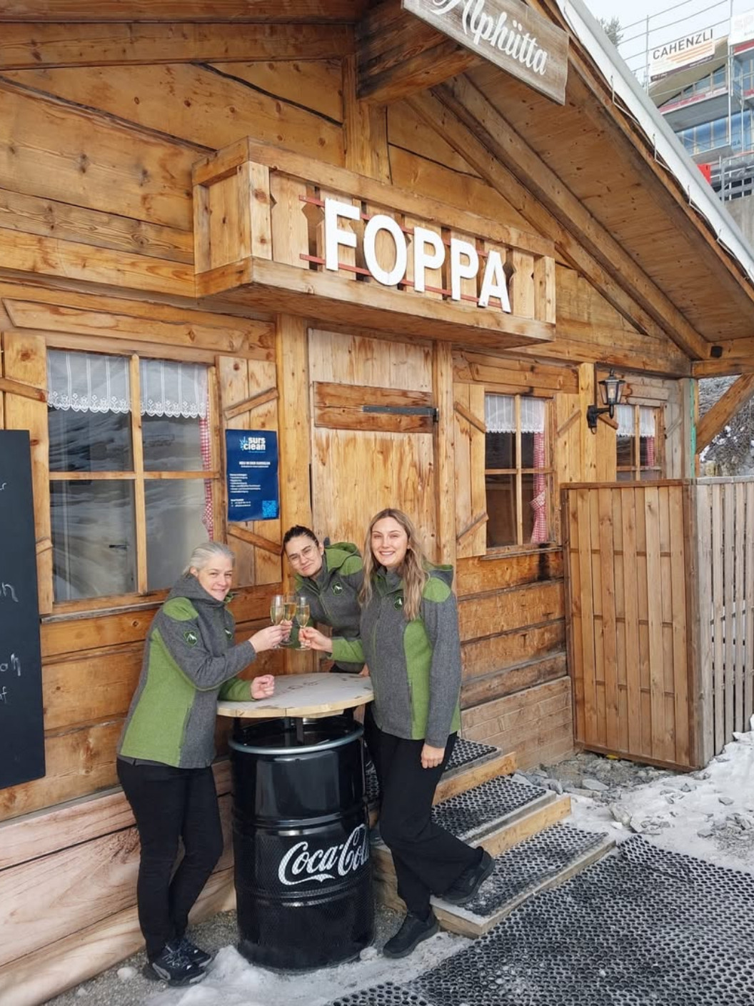 Mitarbeiterinnen des Berghaus Foppa vor der Alphütte