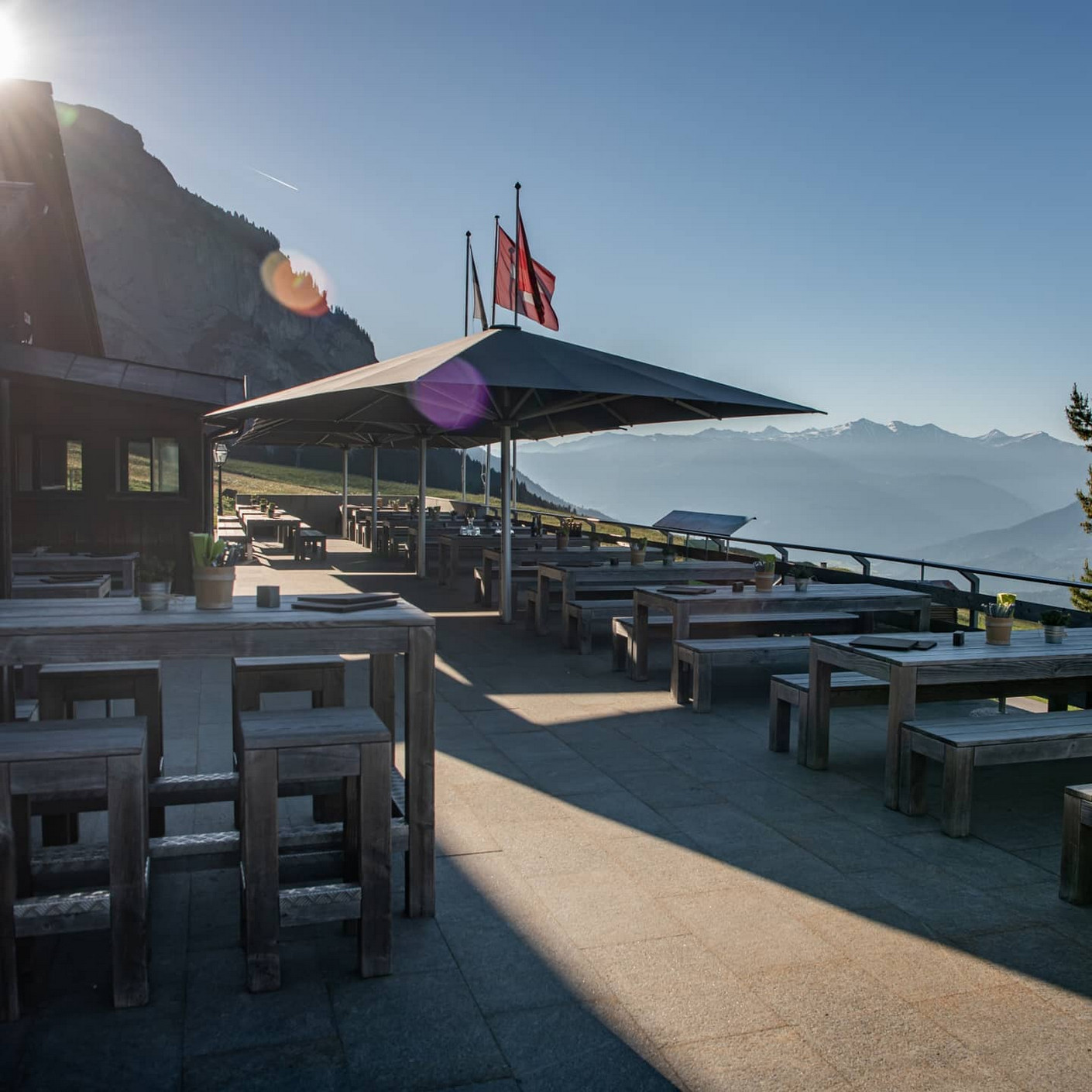 Sonnenterrasse des Berghaus Foppa im Skigebiet Flims Laax Falera