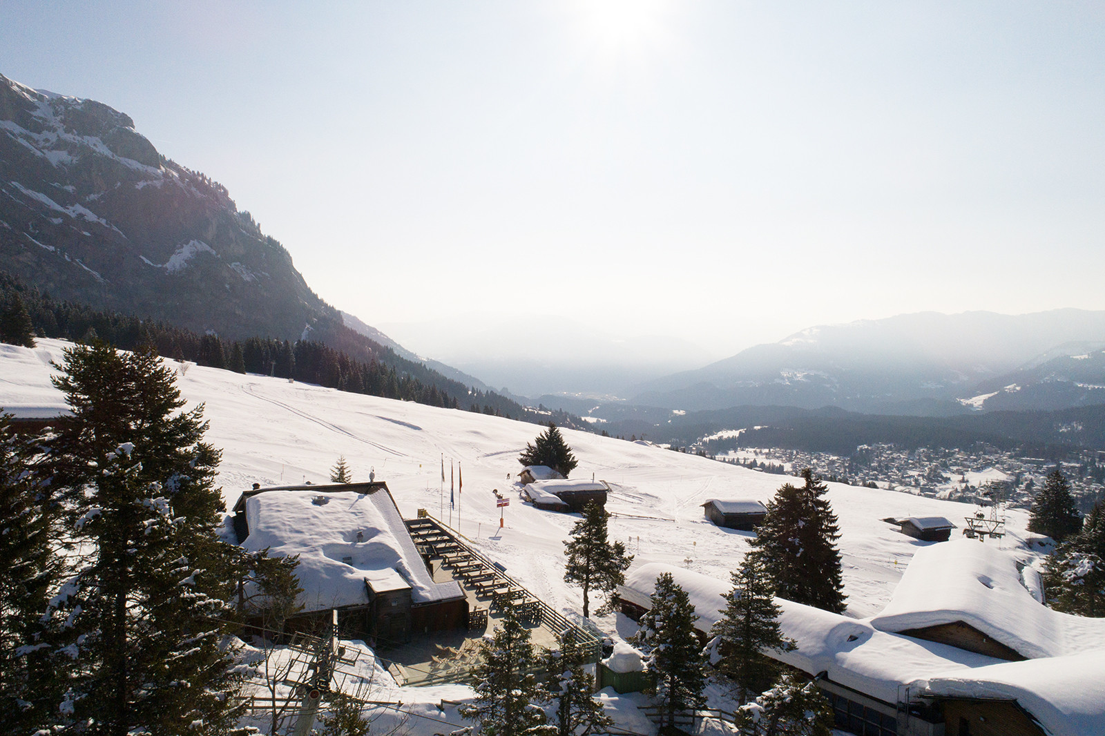 Aussicht auf das Skigebiet Flims Laax Falera mittendrin das Berghaus Foppa